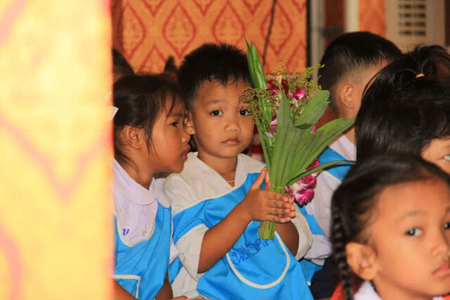 นำนักเรียนชั้นอนุบาลร่วมเวียนเทียนรอบโบสถ์วันวิสาขบูชา(มีคลิป)