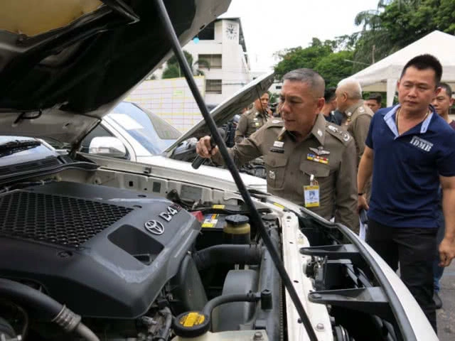 แก๊งตระเวนลักรถยนต์ เน้นจอดลับตาคน ค้นรถเจอหลักฐาน ตำรวจสังกัด บก.จร.ร่วมขบวนการ(มีคลิป)