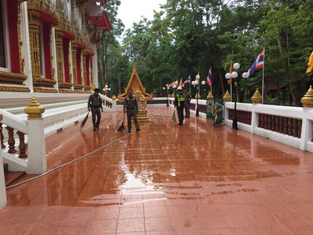 น่ารัก! ตำรวจหนองปรือ ทำความสะอาดวัดรับวันวิสาขบูชา