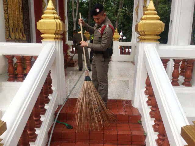 น่ารัก! ตำรวจหนองปรือ ทำความสะอาดวัดรับวันวิสาขบูชา