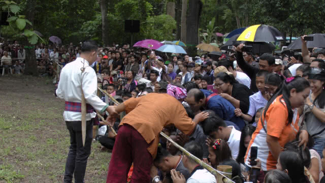 เครือข่ายขอคืนฯดอยสุเทพ เข้าไหว้ "ปู่แสะ" ขอให้ช่วย "รื้อป่าแหว่ง"