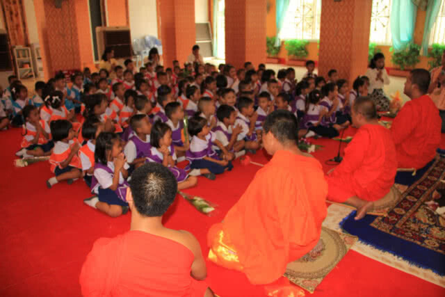 นำนักเรียนชั้นอนุบาลร่วมเวียนเทียนรอบโบสถ์วันวิสาขบูชา(มีคลิป)