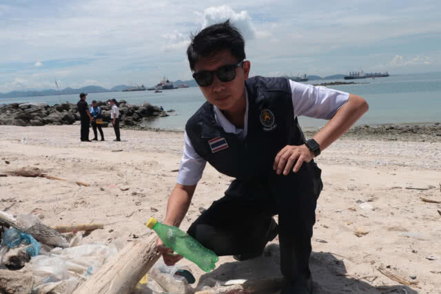 สะอาดแล้วหาดงู เกาะสีชัง หลังระดมกำลังเข้าช่วยกันเก็บขยะ