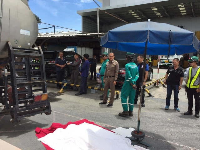 รปภ.ถูกรถบรรทุกน้ำมันถอยหลังทับเสียชีวิตคาเครื่องชั่ง(มีคลิป)