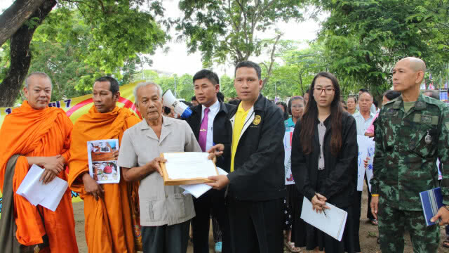 ชาวบ้านร้องแมลงวันเยอะทำนักเรียนและพระเดือดร้อน เพราะฟาร์มไก่