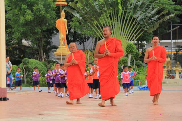 นำนักเรียนชั้นอนุบาลร่วมเวียนเทียนรอบโบสถ์วันวิสาขบูชา(มีคลิป)