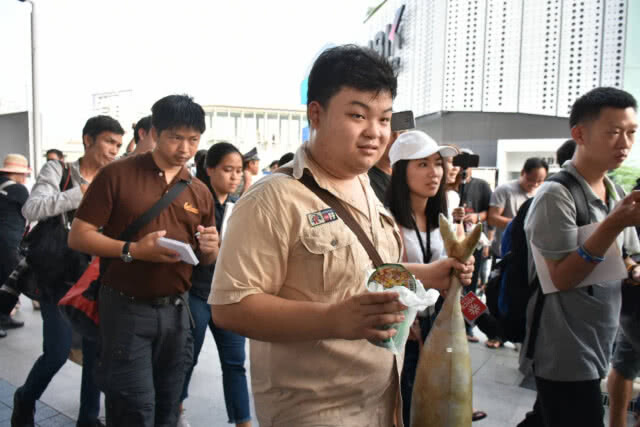 "เพนกวิน" แนวร่วมกลุ่มคนอยากเลือกตั้ง จัดกิจกรรม ซดมาม่า! "ซ้อมอดอยาก รอเลือกตั้ง"