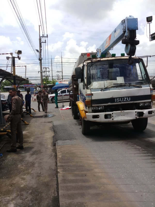 รปภ.ถูกรถบรรทุกน้ำมันถอยหลังทับเสียชีวิตคาเครื่องชั่ง(มีคลิป)