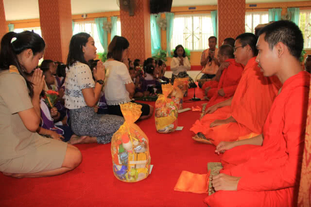 นำนักเรียนชั้นอนุบาลร่วมเวียนเทียนรอบโบสถ์วันวิสาขบูชา(มีคลิป)