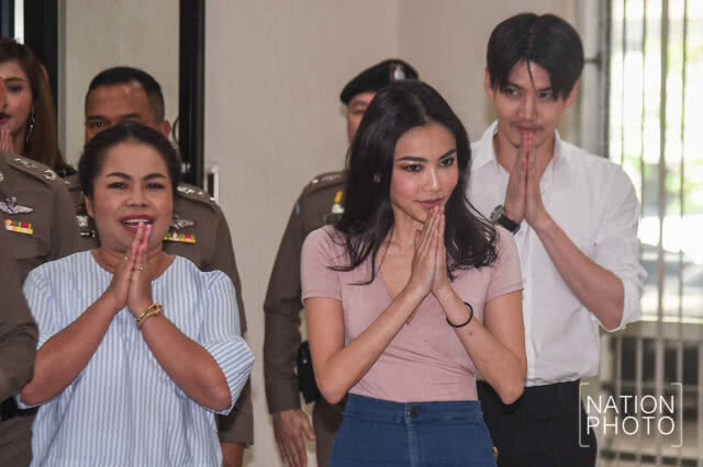 (ภาพชุด) กอล์ฟ-ตุ๊กกี้-กิ๊บซี่-อุ้ม เข้าพบรอง ผบ.ตร. ปมรีวิวสินค้า ‘เมจิกสกิน’