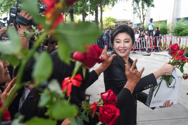 "ยิ่งลักษณ์" ใช้พาสปอร์ตยุโรป ได้ "วีซ่าอังกฤษ" 10 ปี!
