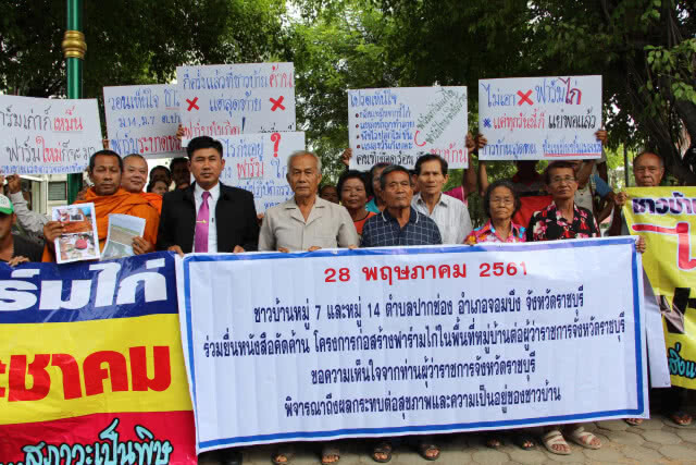 ชาวบ้านร้องแมลงวันเยอะทำนักเรียนและพระเดือดร้อน เพราะฟาร์มไก่