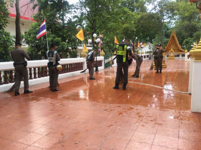 น่ารัก! ตำรวจหนองปรือ ทำความสะอาดวัดรับวันวิสาขบูชา