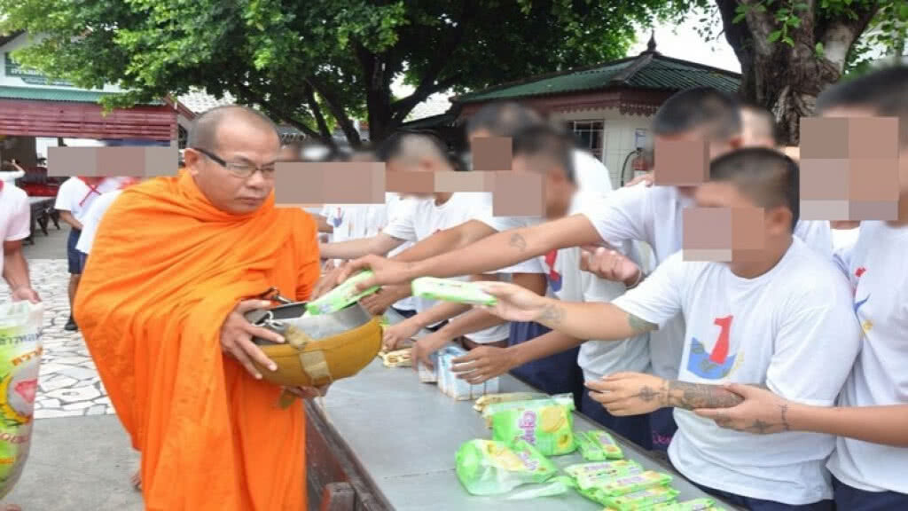 "เรือนจำ"ส่งเสริมพระพุทธศาสนาวิสาขบูชา นิมนต์พระรับบาตรนักโทษ "เรือนจำ"ส่งเสริมพระพุทธศาสนาวิสาขบูชา นิมนต์พระรับบาตรนักโทษ