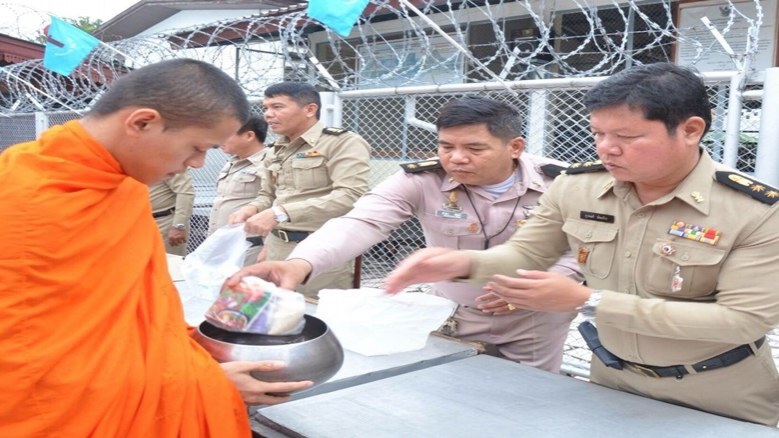 "เรือนจำ"ส่งเสริมพระพุทธศาสนาวิสาขบูชา นิมนต์พระรับบาตรนักโทษ