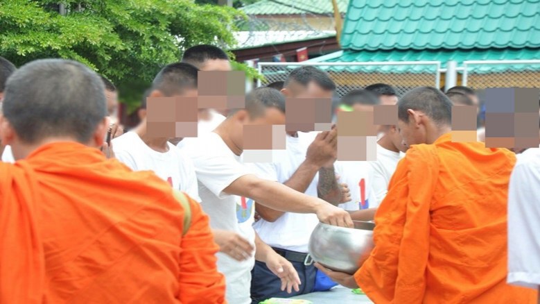"เรือนจำ"ส่งเสริมพระพุทธศาสนาวิสาขบูชา นิมนต์พระรับบาตรนักโทษ