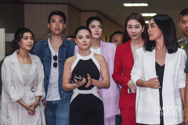 (ภาพชุด) 8 ดารา เข้าพบตำรวจกรณีรีวิวเมจิกสกิน ยันทดลองสินค้าจริง