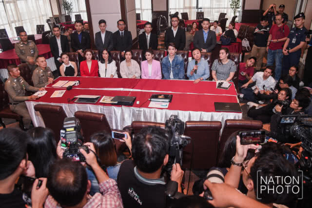 (ภาพชุด) 8 ดารา เข้าพบตำรวจกรณีรีวิวเมจิกสกิน ยันทดลองสินค้าจริง