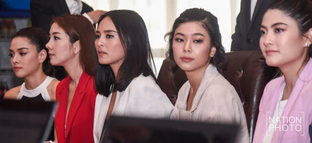(ภาพชุด) 8 ดารา เข้าพบตำรวจกรณีรีวิวเมจิกสกิน ยันทดลองสินค้าจริง