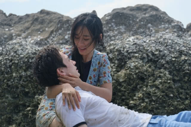 "ตงตง" ขโมยจูบ ทำ "ใบเฟิร์น" ใจสั่น!