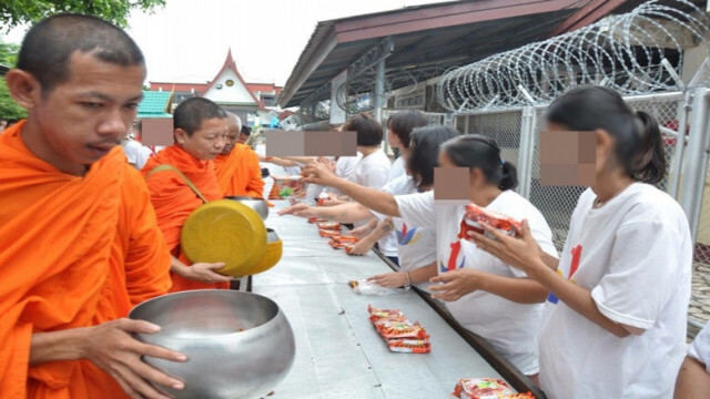 "เรือนจำ"ส่งเสริมพระพุทธศาสนาวิสาขบูชา นิมนต์พระรับบาตรนักโทษ