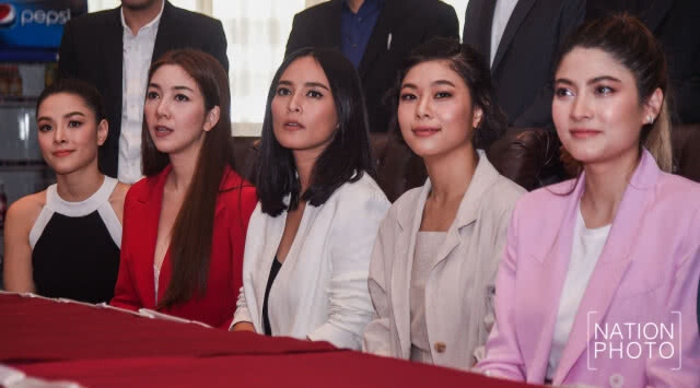 (ภาพชุด) 8 ดารา เข้าพบตำรวจกรณีรีวิวเมจิกสกิน ยันทดลองสินค้าจริง