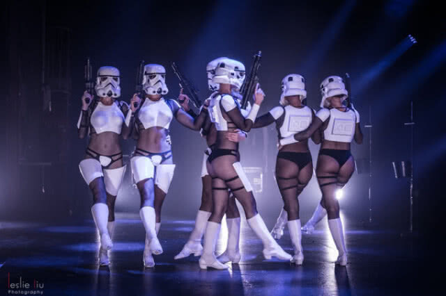 สนุกกว่าต้นตำรับ? - มาชม "สตาร์ วอร์ส"ภาคพิสดาร เปิดแสดงในสหรัฐ