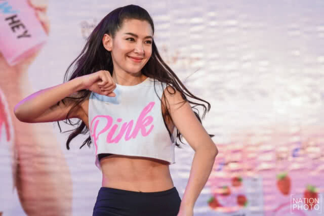 (คลิป) "เวียร์" ขยันโชว์หวิว  'เบลล่า' แซว ขายของเก่ง!