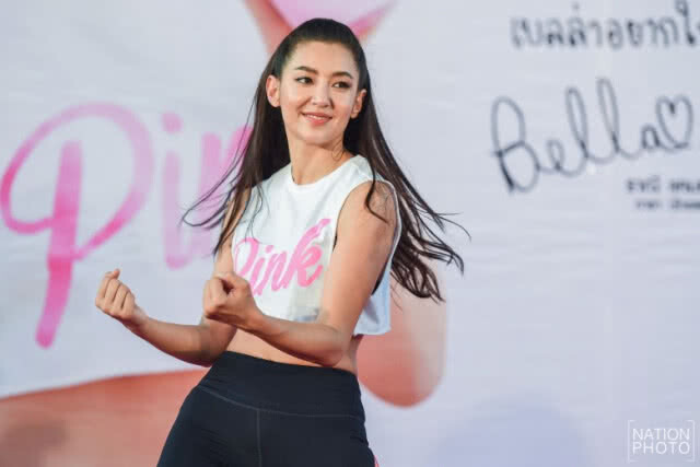 (คลิป) "เวียร์" ขยันโชว์หวิว  'เบลล่า' แซว ขายของเก่ง!