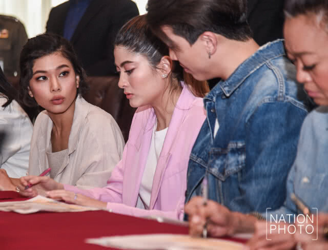(ภาพชุด) 8 ดารา เข้าพบตำรวจกรณีรีวิวเมจิกสกิน ยันทดลองสินค้าจริง