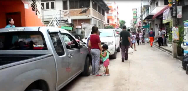 (คลิป) ลูกเจ้าของหอพัก ขัดตะไคร่น้ำดาดฟ้าพลาดตกพื้นดับ