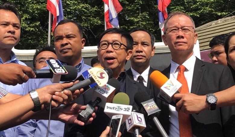 แกนนำ กปปส.รุดเยี่ยม "อดีตพระพุทธะอิสระ"  
"ลูกหมี" ปล่อยมุก มาดูลาดเลา