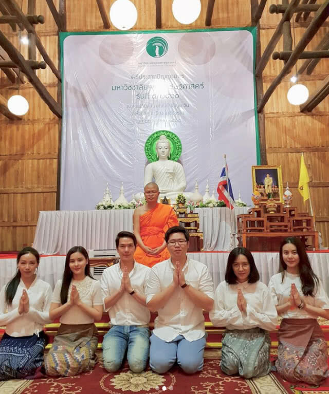 หวานเวอร์! "ออม สุชาร์" ควงคู่ "แอมป์ พิธาน" เข้าวัดทําบุญ (ภาพ)