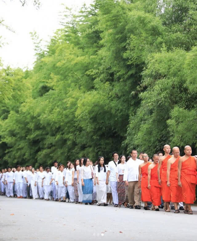 หวานเวอร์! "ออม สุชาร์" ควงคู่ "แอมป์ พิธาน" เข้าวัดทําบุญ (ภาพ)