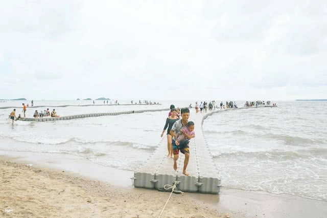 โซเชียลแห่แชร์ ทุ่นลอยเหนือน้ำทะเล เป็นสะพานทอดยาว คนแห่ขึ้นเดินเล่นคึกคัก