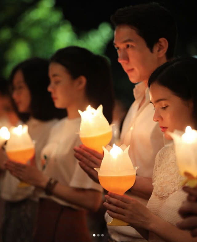 หวานเวอร์! "ออม สุชาร์" ควงคู่ "แอมป์ พิธาน" เข้าวัดทําบุญ (ภาพ)