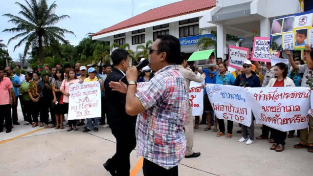 ชาวบ้านร้องนายอำเภอ เดือดร้อนจากบ้านรังนก(มีคลิป)