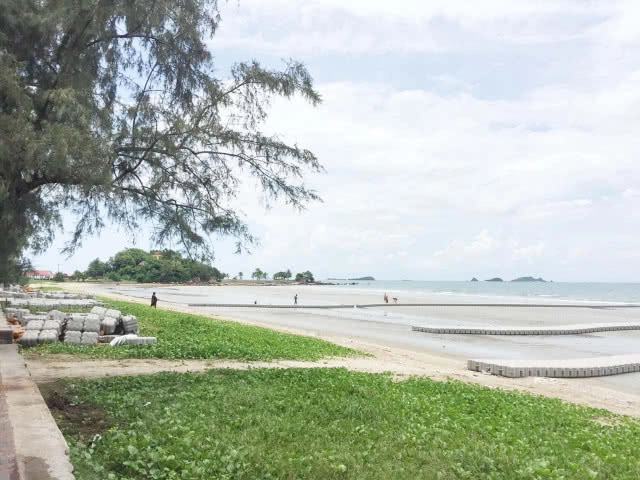 โซเชียลแห่แชร์ ทุ่นลอยเหนือน้ำทะเล เป็นสะพานทอดยาว คนแห่ขึ้นเดินเล่นคึกคัก