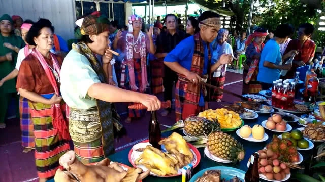 แปลก ประเพณีฟ้อนผี เดือน 9 เหนือล้านนา ฟ้อนรำเต้นทั้งวันไม่เหนื่อย