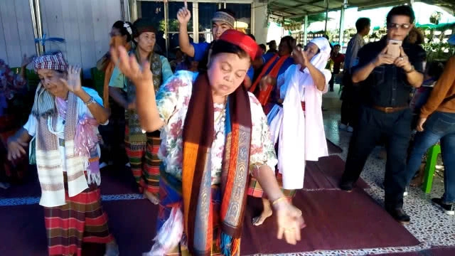 แปลก ประเพณีฟ้อนผี เดือน 9 เหนือล้านนา ฟ้อนรำเต้นทั้งวันไม่เหนื่อย