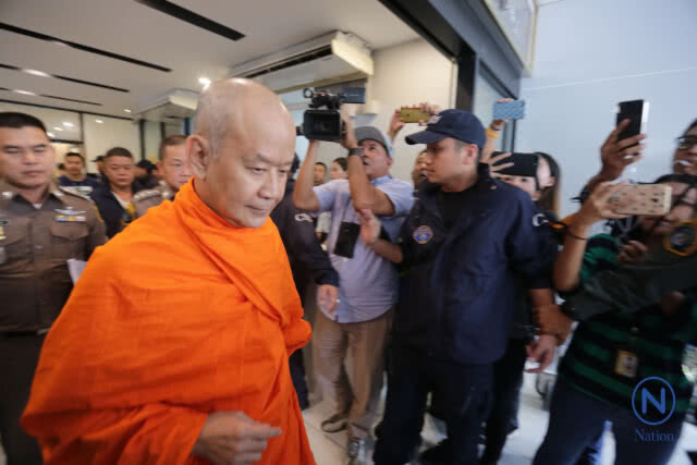 (ภาพชุด)  คุมอดีต"พระพรหมสิทธิ"ฝากขัง