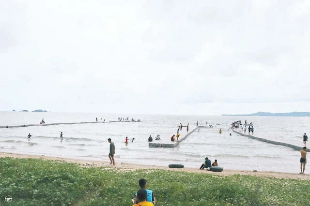 โซเชียลแห่แชร์ ทุ่นลอยเหนือน้ำทะเล เป็นสะพานทอดยาว คนแห่ขึ้นเดินเล่นคึกคัก