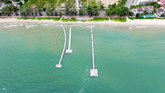 โซเชียลแห่แชร์ ทุ่นลอยเหนือน้ำทะเล เป็นสะพานทอดยาว คนแห่ขึ้นเดินเล่นคึกคัก