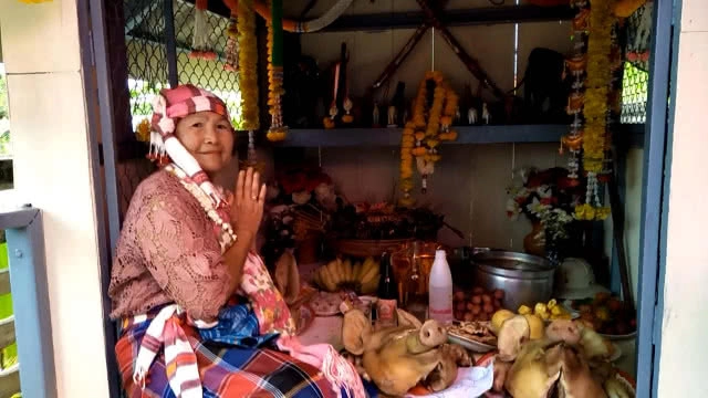 แปลก ประเพณีฟ้อนผี เดือน 9 เหนือล้านนา ฟ้อนรำเต้นทั้งวันไม่เหนื่อย