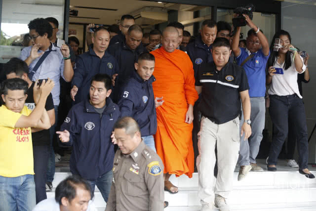 (ภาพชุด) คุมตัว "พระเมธีสุทธิกร" ผู้ช่วยเจ้าอาวาสวัดสระเกศ ฝากขังศาลอาญา!