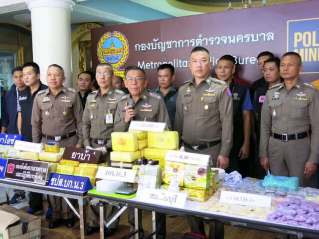 จับแก๊งขายยาส่งลูกค้าผ่านทางไปรษณีย์หลักสี่ ค้นห้องพักซุกยาบ้า 2 แสนกว่าเม็ด ยาไอซ์-ยาเค(มีคลิป)
