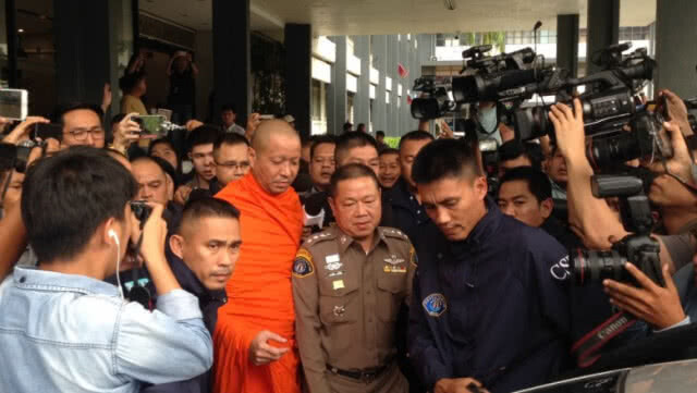 "พระสังคม"  สึก-ส่งเข้าคุกอีก 1