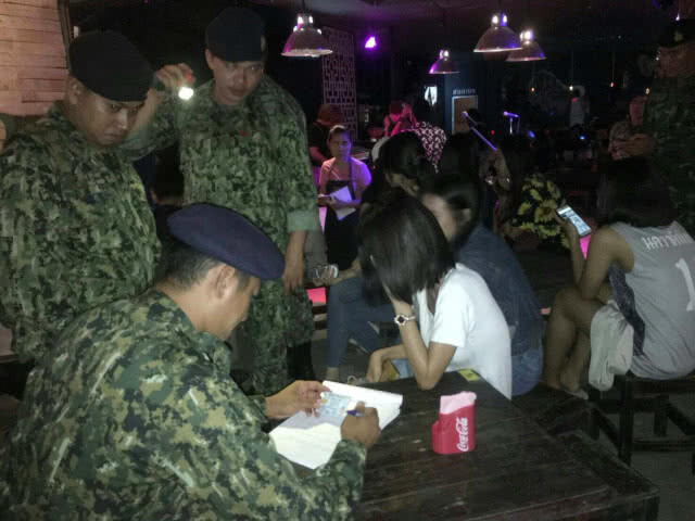 สนธิกำลังบุกผับมหาสารคามพบปล่อยเยาวชนเที่ยวดื่มสุรา(มีคลิป)