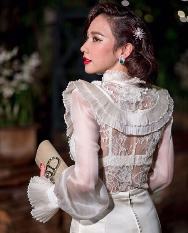 อั้ม พัชราภา "ขุด" ชุดแต่งงานที่ซื้อเก็บไว้ 10 ปีเอามาใส่ยันไม่กลัวอาถรรพณ์