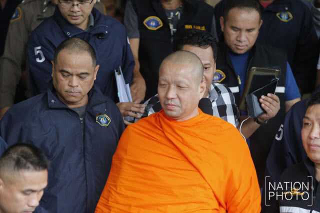(ภาพชุด) คุมตัว "พระเมธีสุทธิกร" ผู้ช่วยเจ้าอาวาสวัดสระเกศ ฝากขังศาลอาญา!